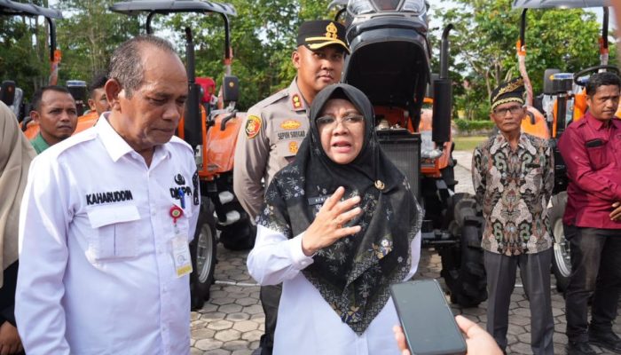 Bupati Siak Serahkan Alsintan Rp8,7 Miliar, Petani: Kami Tak Pernah Dapat Sebelumnya