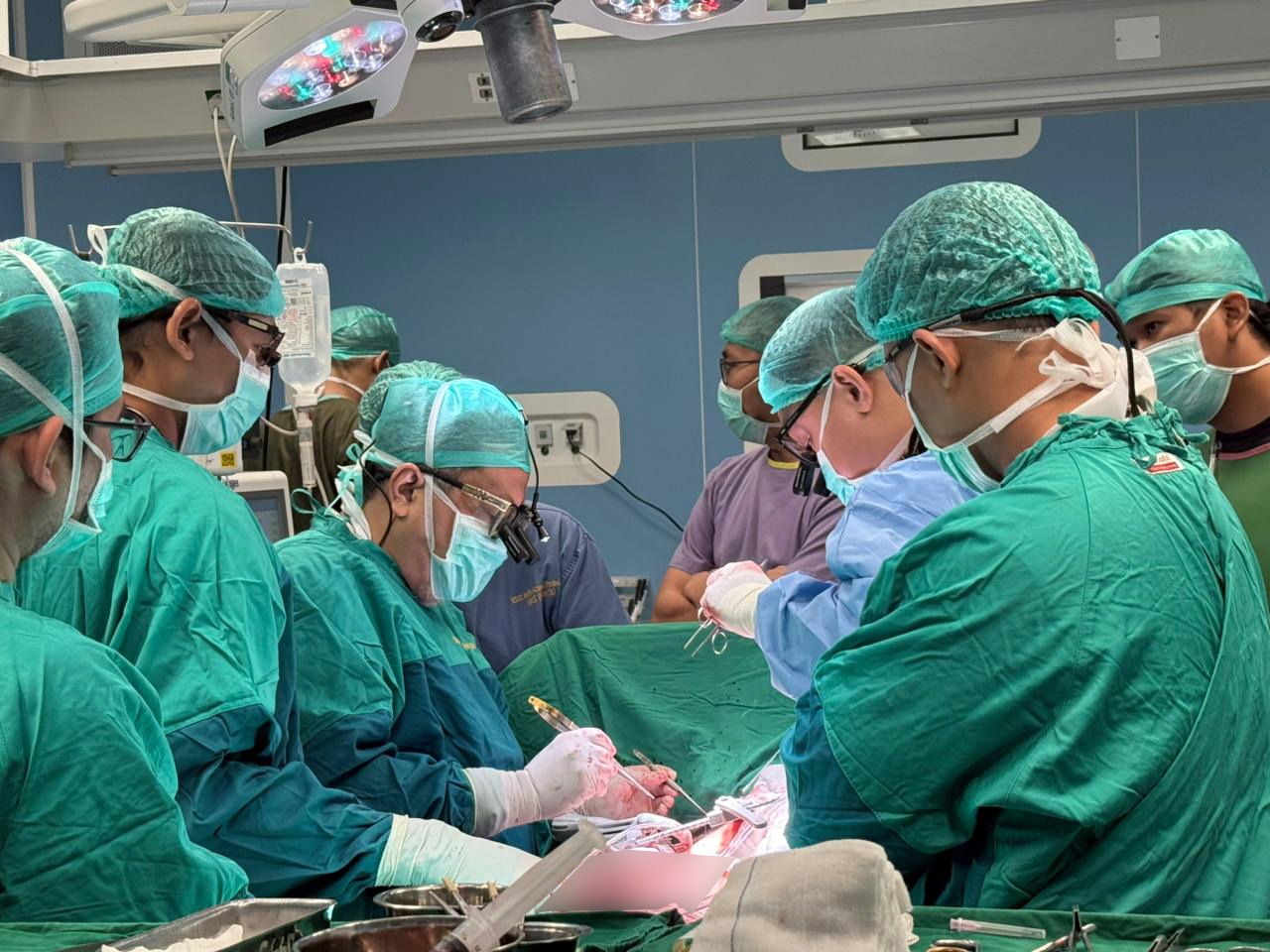 Tim dokter dari RSUD Arifin Achmad Provinsi Riau melakukan operasi bypass jantung modern tanpa menggunakan mesin pengganti jantung dan paru-paru (heart lung machine).