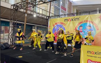 Kegiatan Zumba Akbar yang digelar Maxim di area outdoor Plaza Ramayana Dumai.