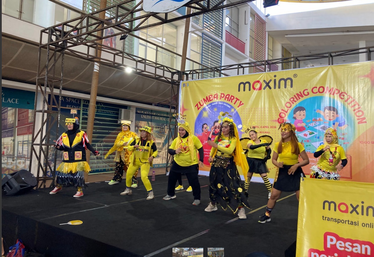 Kegiatan Zumba Akbar yang digelar Maxim di area outdoor Plaza Ramayana Dumai.