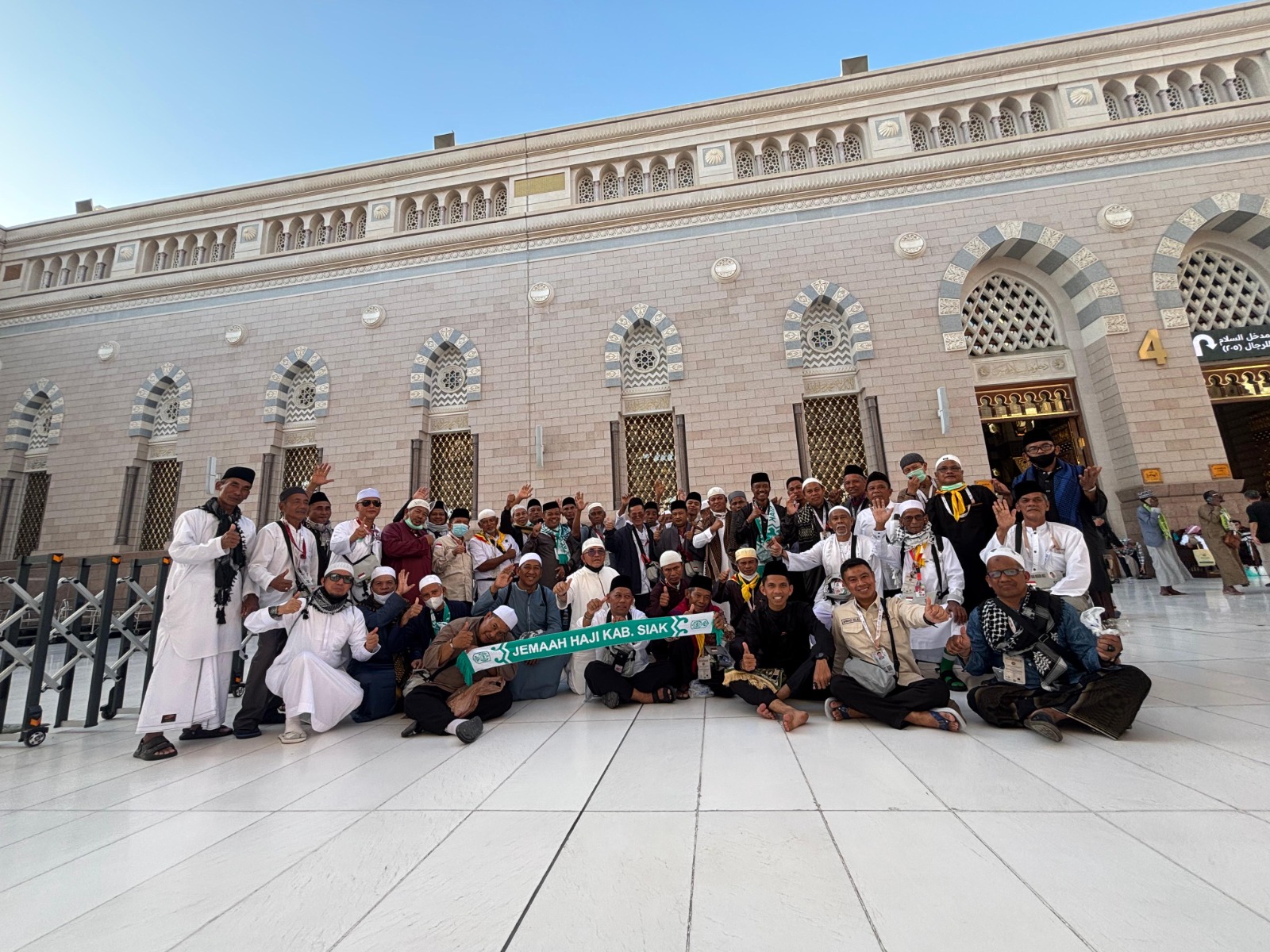 Jemaah haji Provinsi Riau foto bersama di Kota Makkah, Rabu (13/5/2026).
