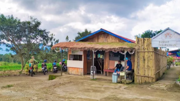 Wisata Kuliner Alam Dekat Bukittinggi, Dangau Pasawangan Tawarkan Senja Indah dan Sapek Panggang Khas Minang