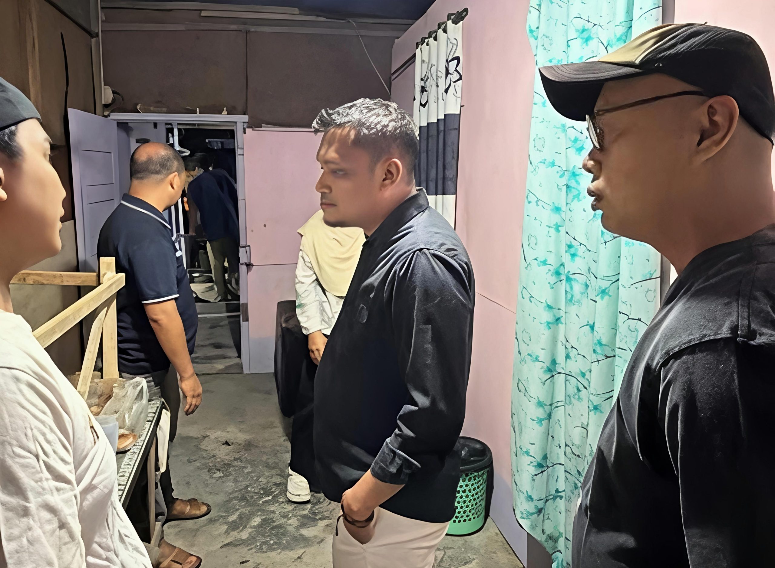 Camat Kulim, Fajri Adha, mendatangi sejumlah warung remang-remang yang dilaporkan masyarakat di kawasan Jalan Lintas Timur Km 19, Kecamatan Kulim, Kota Pekanbaru. Selain beroperasi hingga dini hari, suara musik yang diputar dari lokasi tersebut disebut mengganggu kenyamanan masyarakat sekitar.