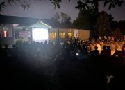 Ratusan Mahasiswa Padati Halaman Kampus Unri, Nobar “Pesta Babi” Berlangsung Khidmat di Bawah Langit Malam