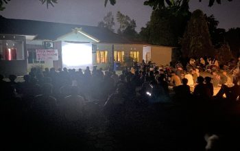 Ratusan Mahasiswa Padati Halaman Kampus Unri, Nobar “Pesta Babi” Berlangsung Khidmat di Bawah Langit Malam