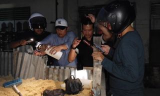 Polisi menggerebek Kampung Dalam, Kecamatan Senapelan, dan menemukan sabu serta pil ekstasi yang disembunyikan di dalam tanah timbun.