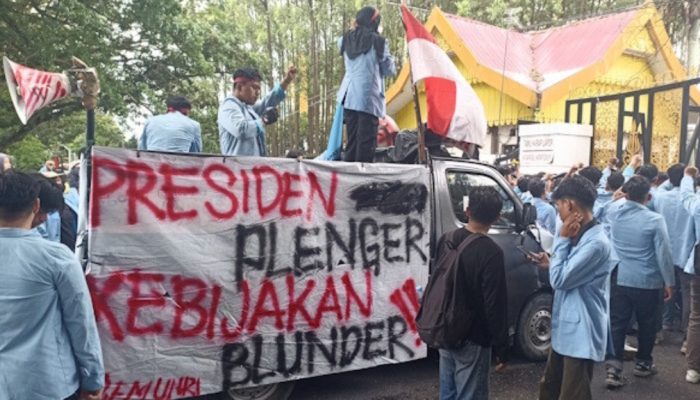 Demo Mahasiswa di DPRD Riau Memanas, Polisi dan Mahasiswa Saling Dorong