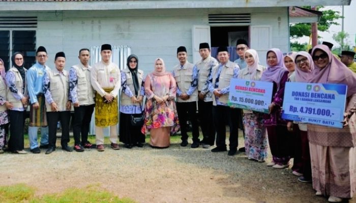 Bupati Kasmarni Serahkan Bantuan untuk Korban Puting Beliung di Desa Api-Api, Pemulihan Terus Dipercepat