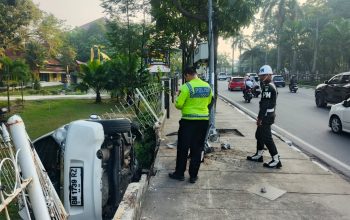 Heboh Honda Brio Seruduk Pagar Taman Budaya Pekanbaru, Polisi Ungkap Penyebab Kecelakaan 