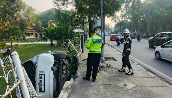 Heboh Honda Brio Seruduk Pagar Taman Budaya Pekanbaru, Polisi Ungkap Penyebab Kecelakaan 