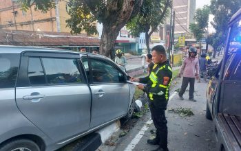 Pagi Buta Mobil Calya Ringsek Tabrak Pohon di Jalan Sudirman Pekanbaru, Begini Penjelasan Polisi 