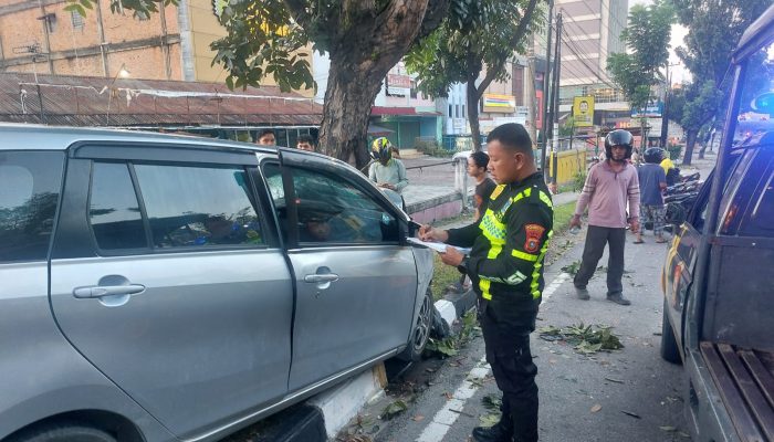 Pagi Buta Mobil Calya Ringsek Tabrak Pohon di Jalan Sudirman Pekanbaru, Begini Penjelasan Polisi 
