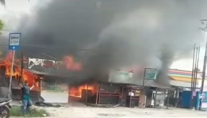Kebakaran Hebat Gegerkan Muara Fajar KM 15, Asap Hitam Membumbung Tinggi, Warga Berhamburan Selamatkan Barang
