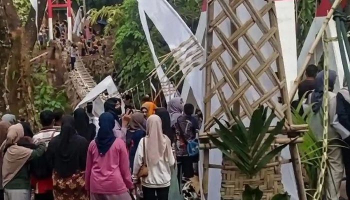 Detik-detik Jembatan Gantung Roboh Sesaat Setelah Diresmikan Bupati