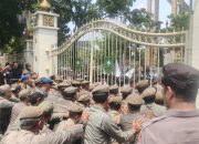 Ratusan Mahasiswa Unri Demo di Kantor Gubernur Riau, Tuntut Beasiswa hingga Penanganan Karhutla