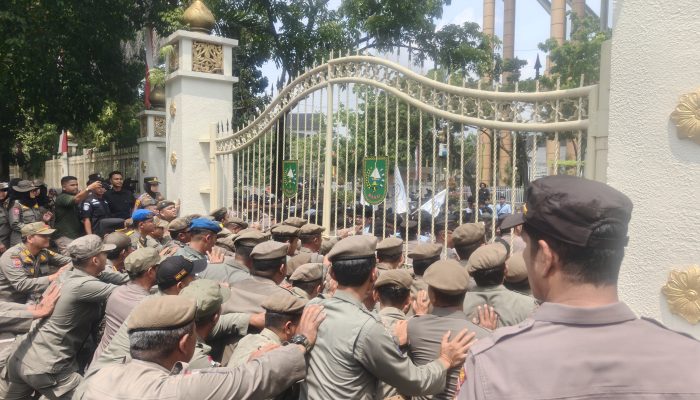 Ratusan Mahasiswa Unri Demo di Kantor Gubernur Riau, Tuntut Beasiswa hingga Penanganan Karhutla