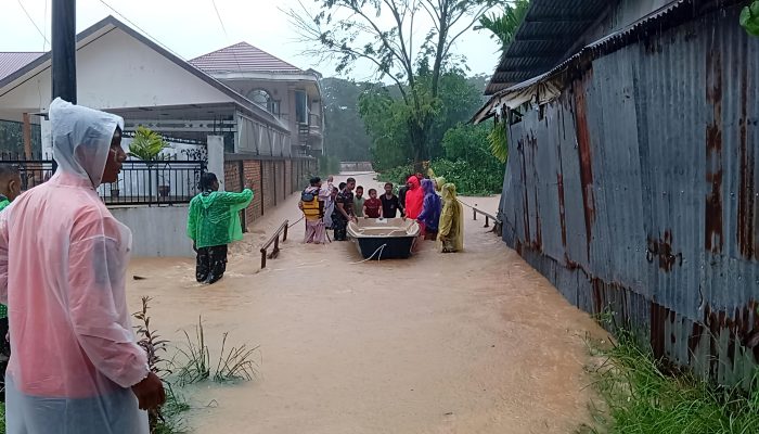 Banjir Rendam Tiga Kecamatan di Kota Padang, Sejumlah Kendaraan Hanyut