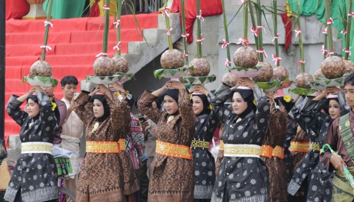 Festival Pacu Jalur Kuansing 2026 Resmi Dibuka, Tepian Narosa Berubah Jadi Lautan Manusia 