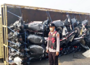 Kabut Asap Tebal di Kalsel, Truk Pengangkut Puluhan Motor Baru Terbalik