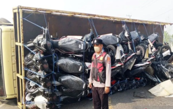 Kabut Asap Tebal di Kalsel, Truk Pengangkut Puluhan Motor Baru Terbalik