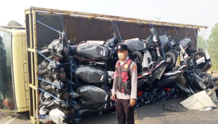 Kabut Asap Tebal di Kalsel, Truk Pengangkut Puluhan Motor Baru Terbalik
