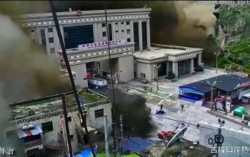 Mencekam! Banjir Bandang dan Longsor Terjang Nepal, Permukiman hingga Jembatan Disapu Arus