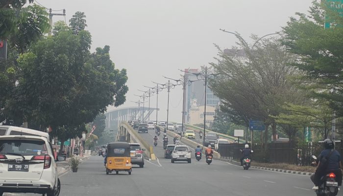 Bangun Pagi Pekanbaru Masih Diselimuti Asap, Sekolah Kembali PJJ Mulai Hari Ini
