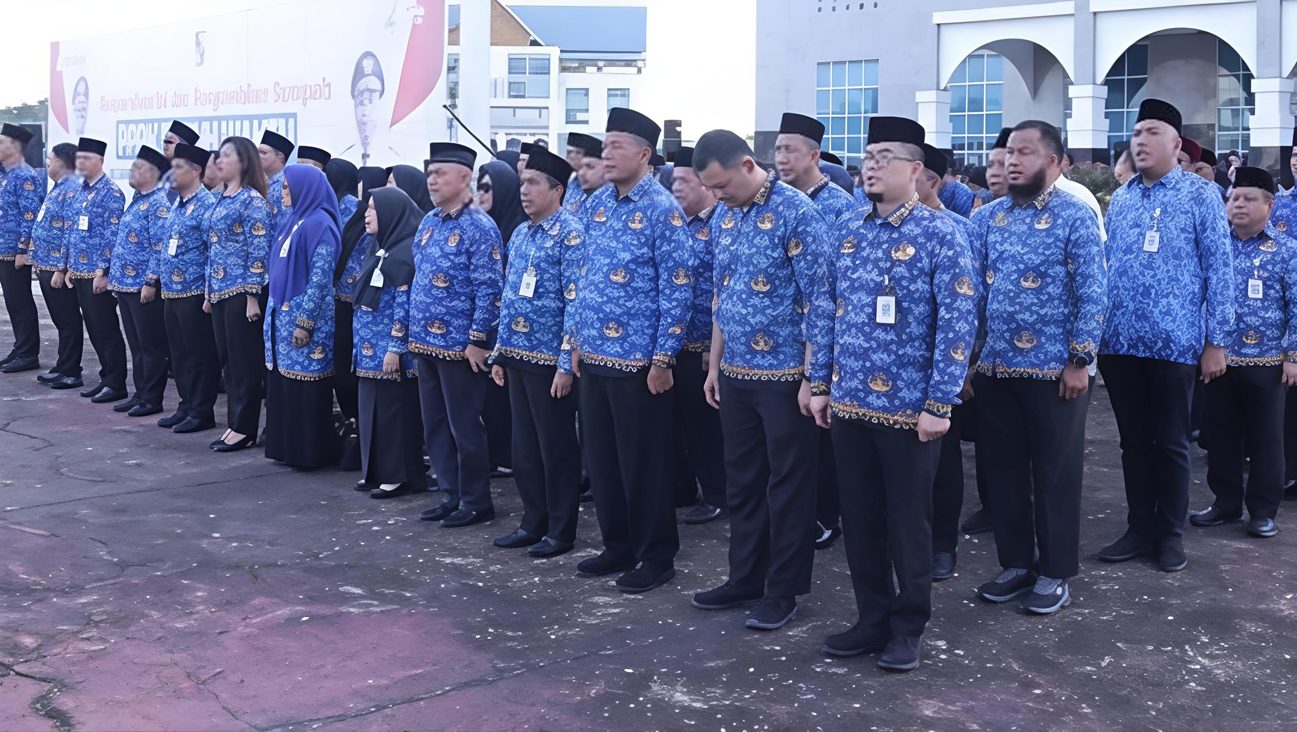 Prosesi pelantikan dan penyerahan dokumen pengangkatan PPPK paruh waktu di lingkungan Pemerintah Kota Pekanbaru. (Dok. Pemko Pekanbaru)